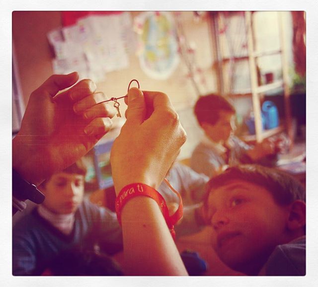 escuelassj's tweet photo. #SemanaIgnaciana #Adentrate #3ESO i #4EP junts #FemEscola , i fem un clauer o una pulsera amb cordell i abaloris que ens van narrat la vida i miracles de San Francesc Javier 🌍🕴🏸⚽️✉️💌💚🔑✝️👣 #EsParaTi #ItIsForYou #EsPerATu #jesuitasVLC #igersjesui… https://t.co/irsZuTHlNN https://t.co/KPeP6f1xlx