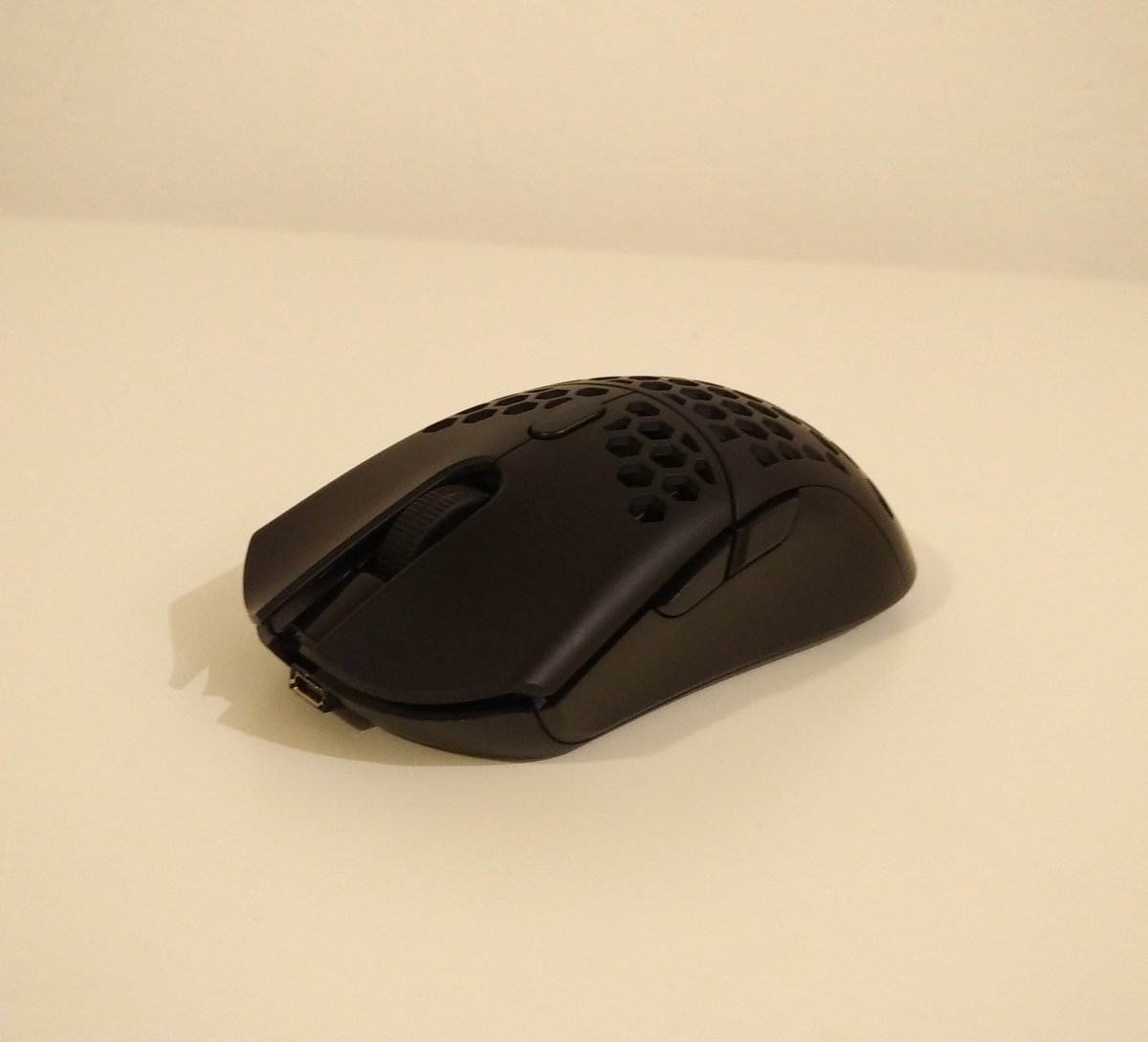 Rec0nkill's tweet photo. Just finished this wireless rechargeable ULP. Getting the hang of the finalmouse shells by now ;)
Weighs around 83g and has 3 weeks of battery life with a 400 mah Li-Po. All the buttons incl. DPI work.
#finalmouse #wirelessmod https://t.co/g0wVR4ImpA