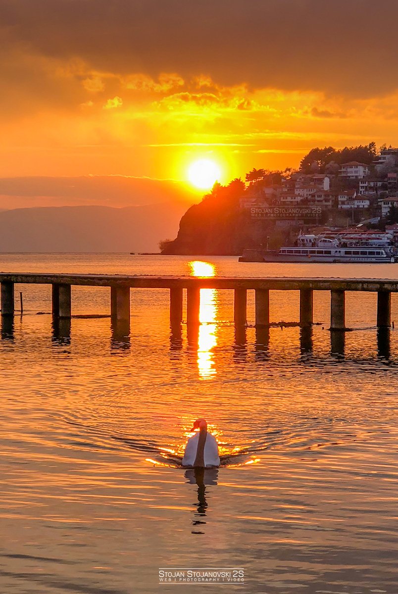 Пешачам, ваѓам ајфонот, ми се местит сонцево, идит лебедов и пукам фотка :)