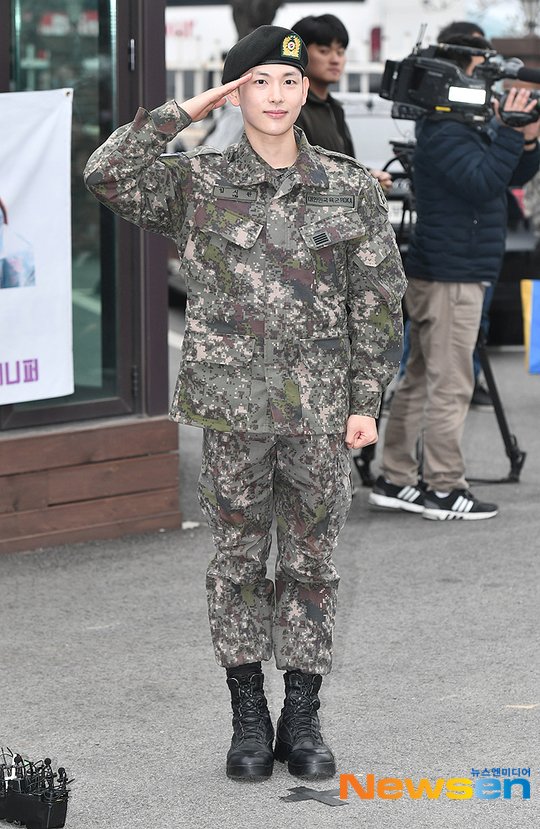 NetizenDrama's tweet photo. #ImSiwan has been discharged from military service today 🎉❤️

Welcome back~ 💕 https://t.co/wYTICsbgY4