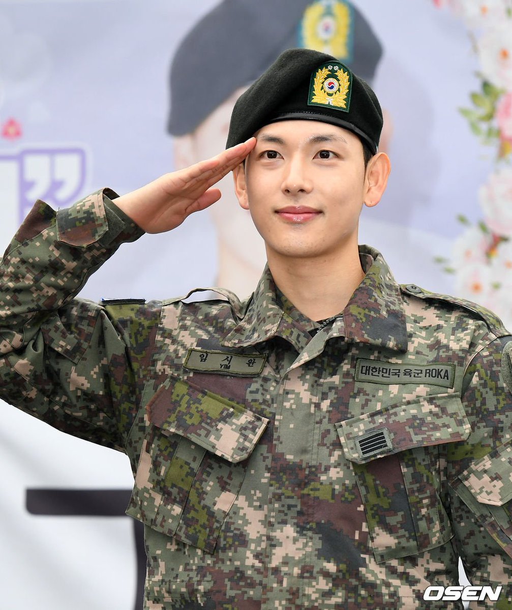 NetizenDrama's tweet photo. #ImSiwan has been discharged from military service today 🎉❤️

Welcome back~ 💕 https://t.co/wYTICsbgY4