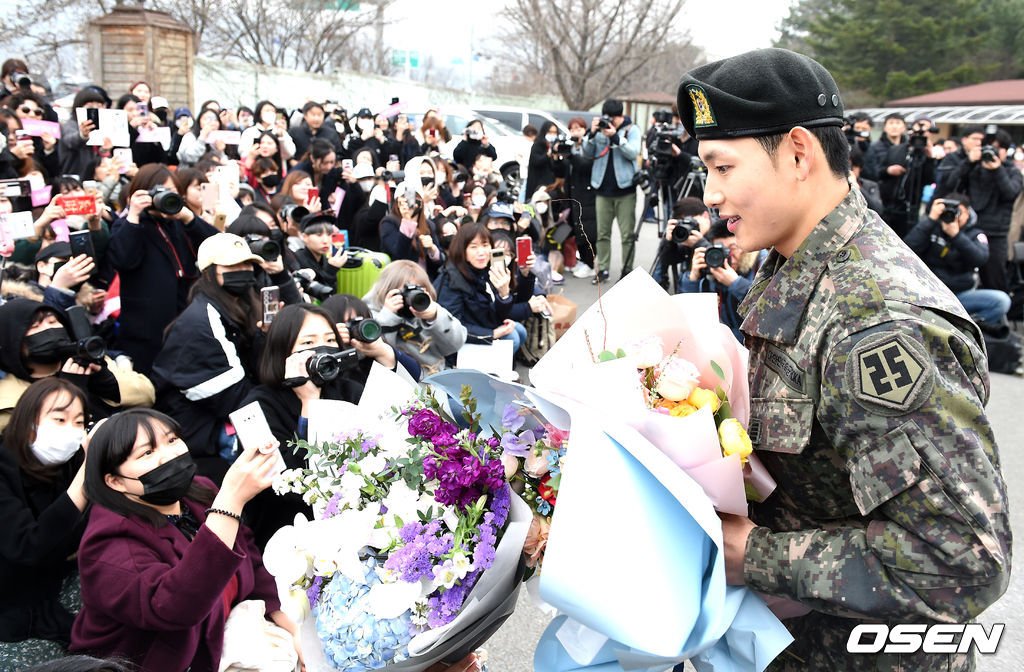 NetizenDrama's tweet photo. #ImSiwan has been discharged from military service today 🎉❤️

Welcome back~ 💕 https://t.co/wYTICsbgY4