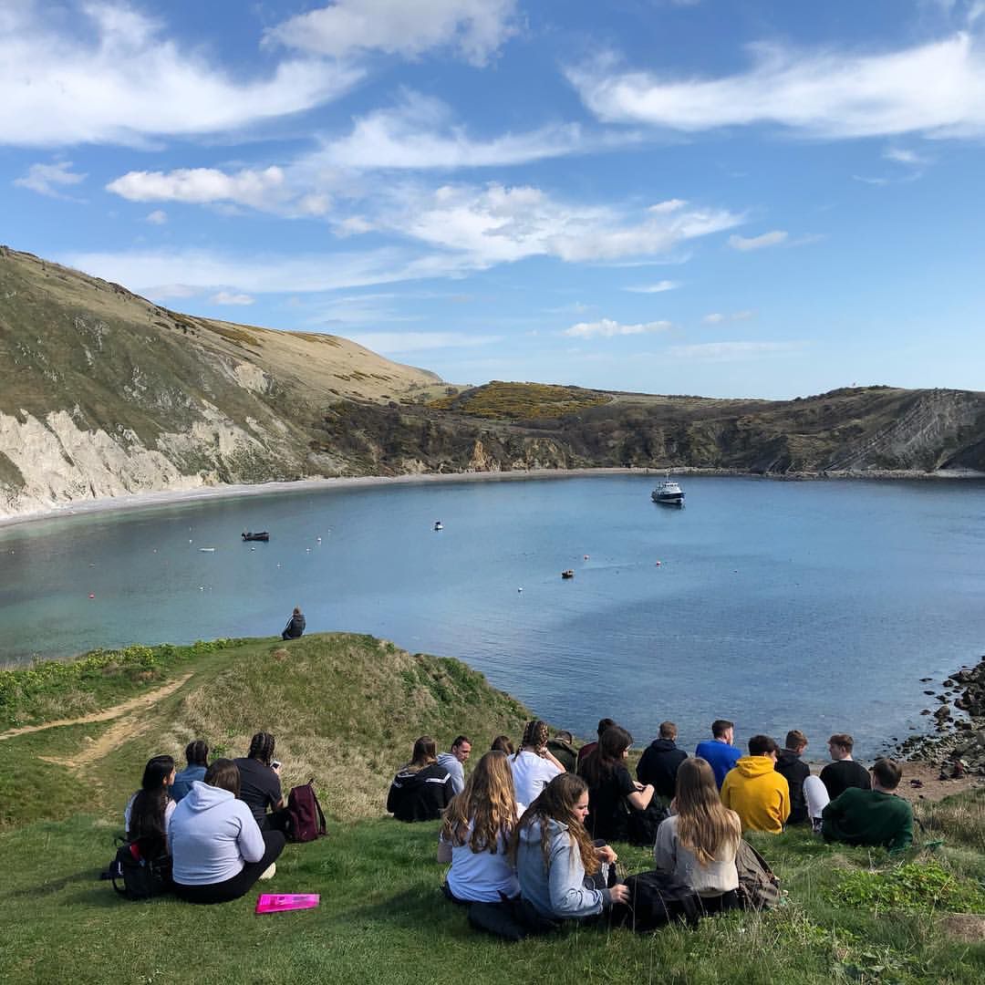 yourCOPCsixth's tweet image. What a stunning view on a beautiful Spring day! ☀️🌊 Reposting @portscollgeography:
...
"#winningatfieldtrips great day today with @portscollgeography A1 students #fieldworkisfun @visitdorsetofficial @jurassiccoastofficial #lulworth #durdledoor #kimmeridge #geography