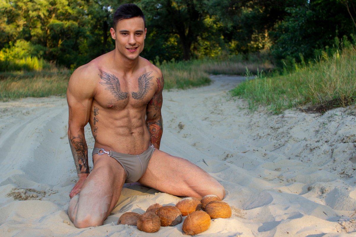 ayocooperdia's tweet photo. I like things, which are hard, like cocos. I have body part, which is so hard, like a coco https://t.co/Wu9F9dLeIZ