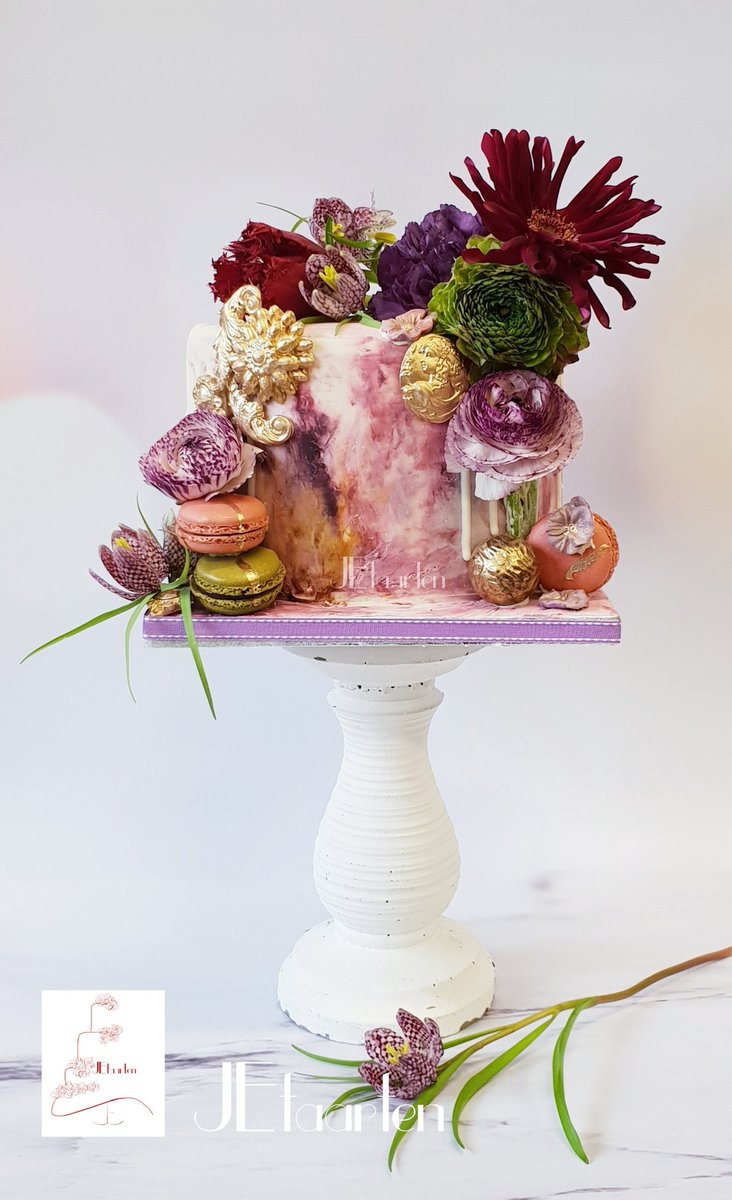 Gewoon hartstikke mooi! #gemarmerde #chocolade #cake #prachtige #bloemen #macarons #BonBonChocolat #sweets