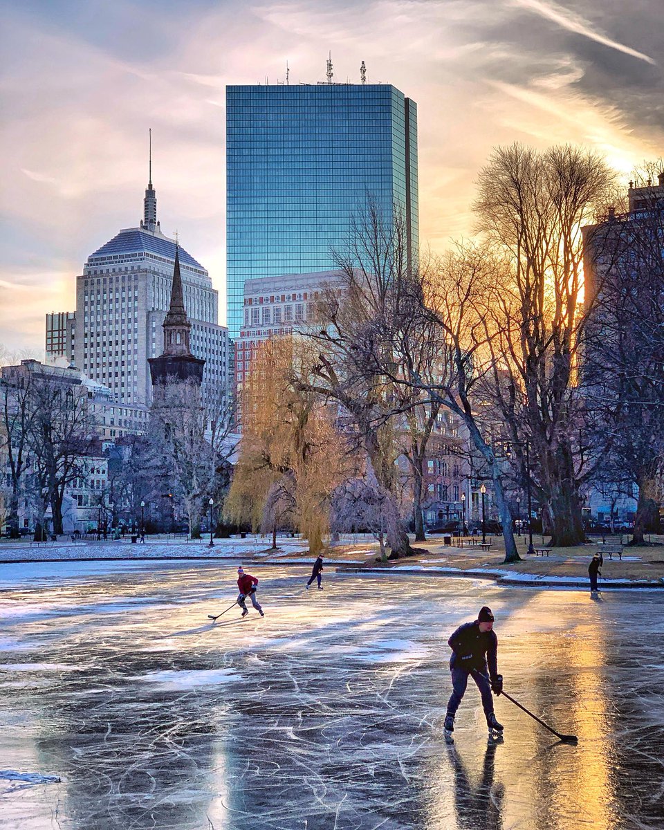 HawaiianAir's tweet photo. When the pond turns into a hockey rink, you break out the skates!
📍 #AlohaBoston
📷 @bretclancy https://t.co/QtonuHVScc