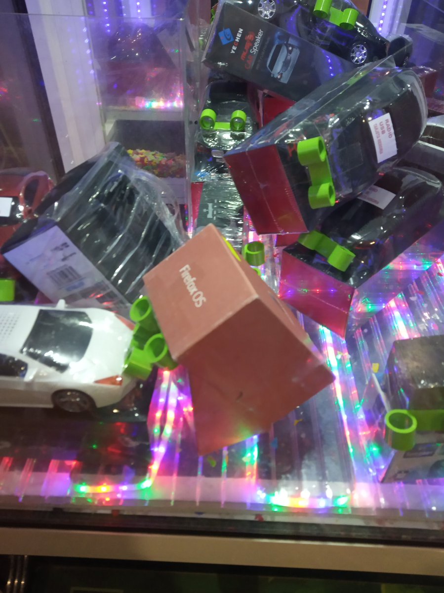 Liamngls's tweet image. Las máquinas de grúa siempre a la última, ahora con smartphones con #FirefoxOs