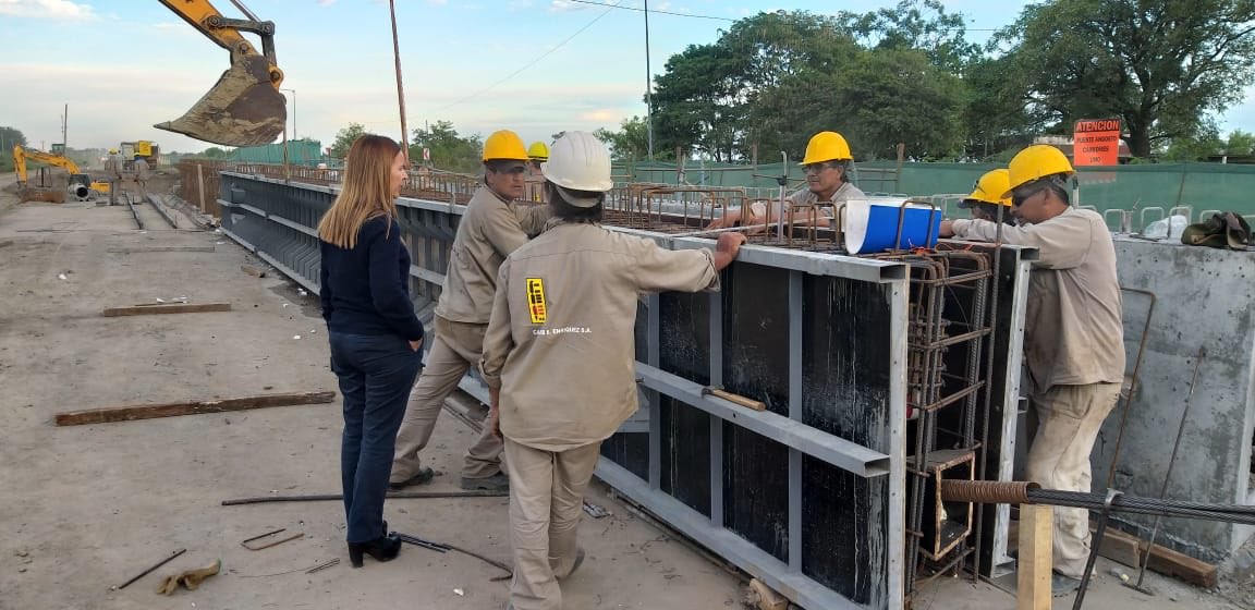 IngridJetter's tweet photo. Iribu Cua RN 12 Corrientes, donde había una alcantarilla de 15 m hoy estamos construyendo un puente de 60 m de largo y 14.50 m de ancho. Estamos avanzando! 💪🇦🇷🚜 https://t.co/Ho8tnriX6b
