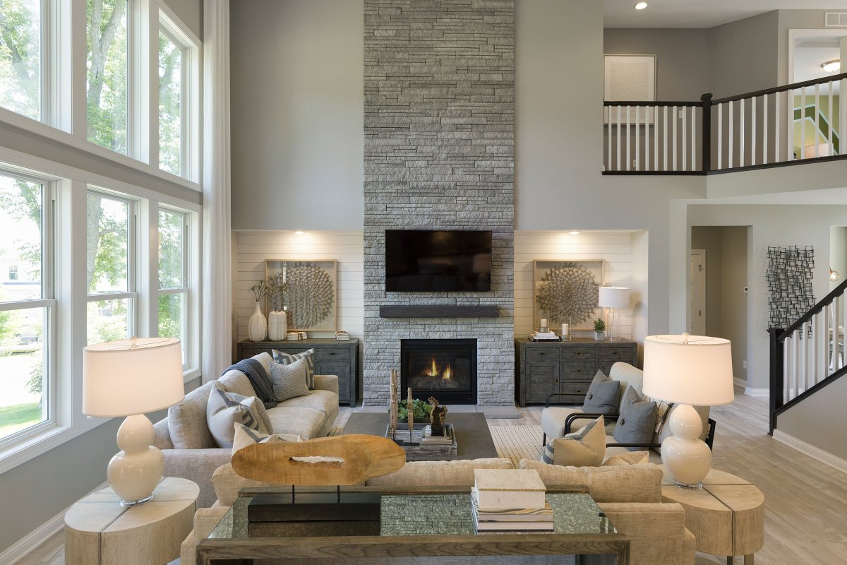 Another "Get Inspired" worthy photo. Shown on this fabulous fireplace our Prairie Stone Osceola #springishere #timetobuild
