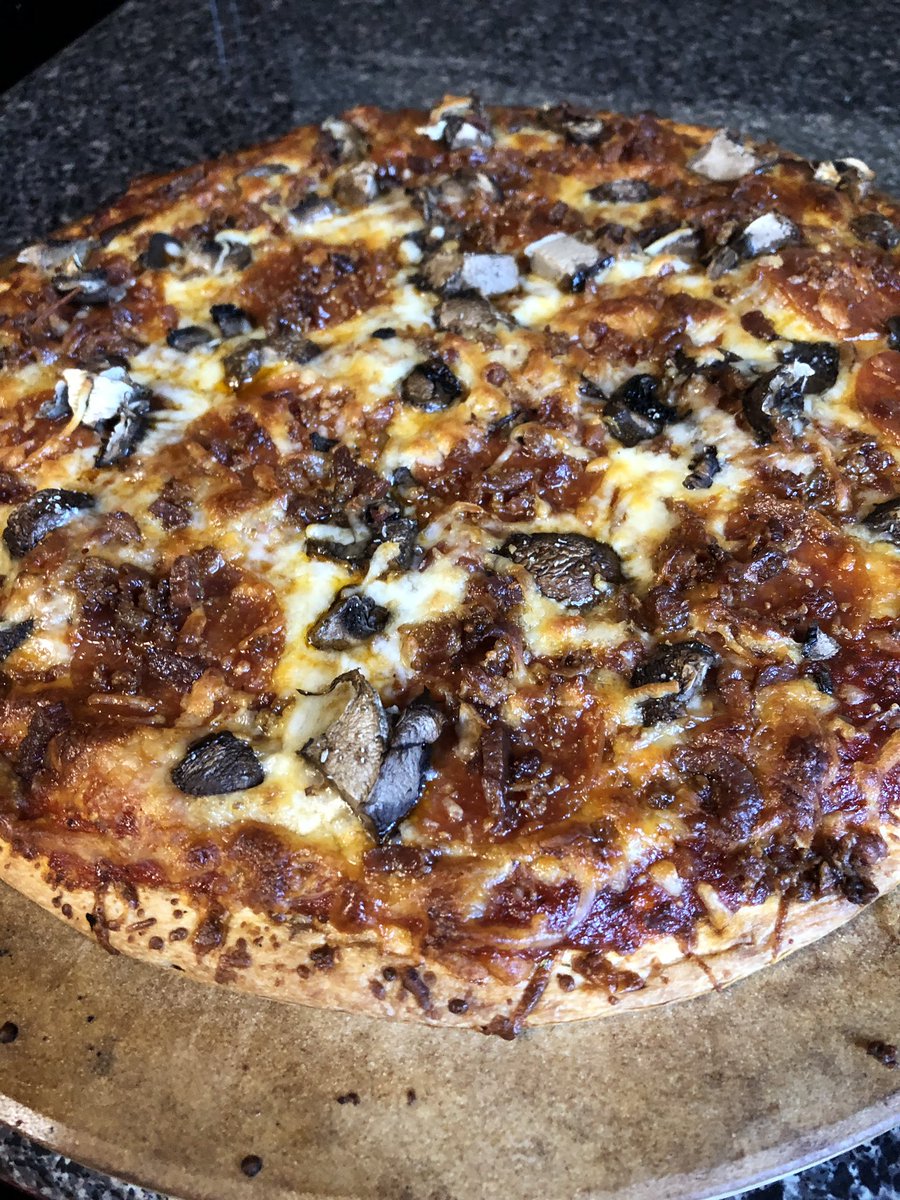 PlainPlatt's tweet photo. I might go to prison for the things I’m about to do to this pizza #Pizza #PepperoniMushroomBacon #PizzaIsLove #jussiesmolett #TuesdayMotivation #MuellerReport #ConorMcGregor #Gronk2pect https://t.co/wQWouUoxcQ