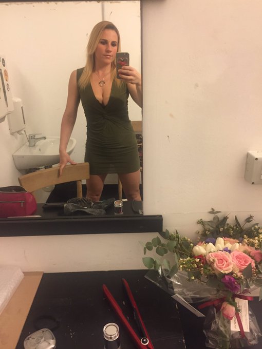 Vi aspetto alle 24 in diretta su https://t.co/kM6mQkQ3CY non mancate!!! 😘😘 https://t.co/fFZUCJkCCR