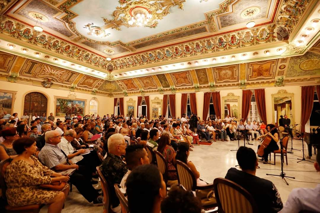MadrigalPiano's tweet photo. HABANA CLÁSICA!

Estreno del primer Violonchelo construido en Cuba por el Taller de Lutheria de La Habana, modelo De Munck (1730), en manos de nuestra violonchelista @Ramos1Elis
 #LaFiestadelaMúsicaClásicaenCuba #MarcosMadrigal #NikolayShugaev #ArtisticDirectors  #WPTACuba https://t.co/vvquSu2aFL