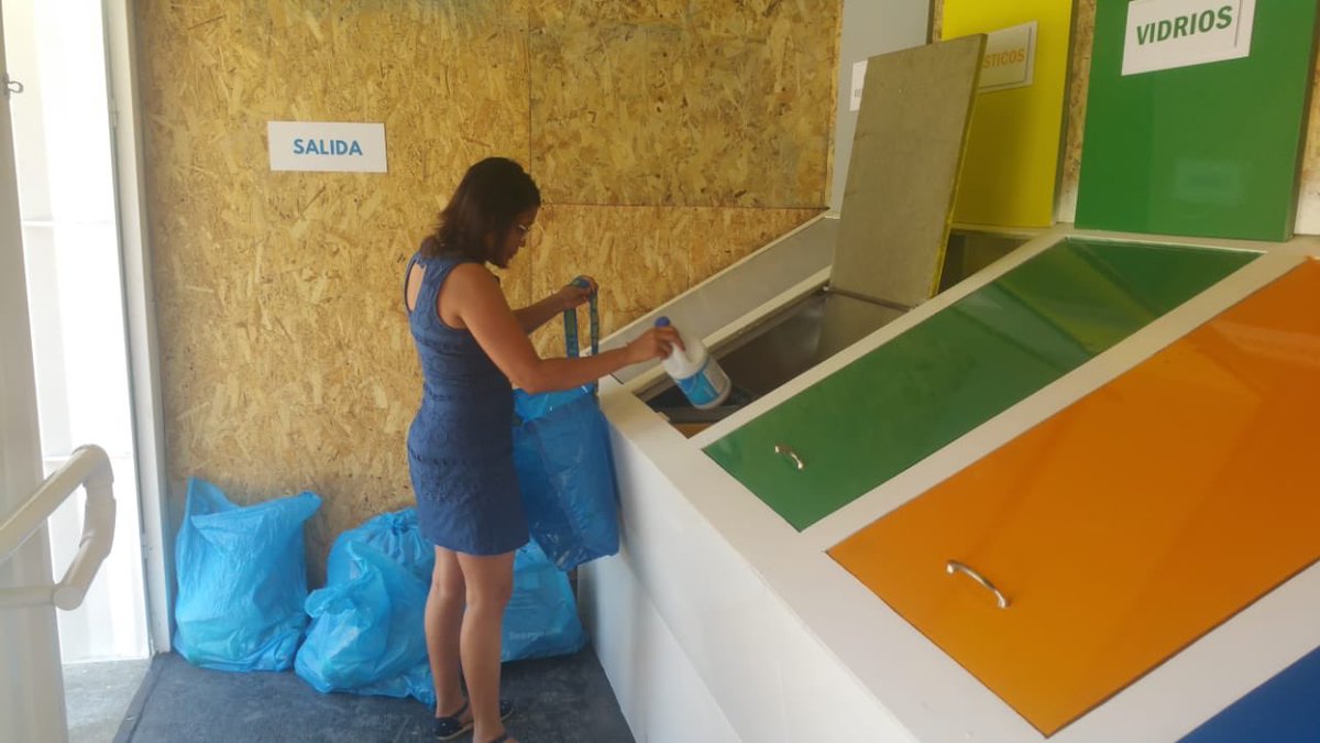 SDLCResiliente's tweet photo. Otro martes de reciclaje, gracias a los que se acercan al #PuntoVerdeDidáctico de la @AlcaldiadeStgo en #LosPepines con sus residuos inorgánicos.

#SantiagoReciclaConElCorazón https://t.co/LPKK5dIr8e