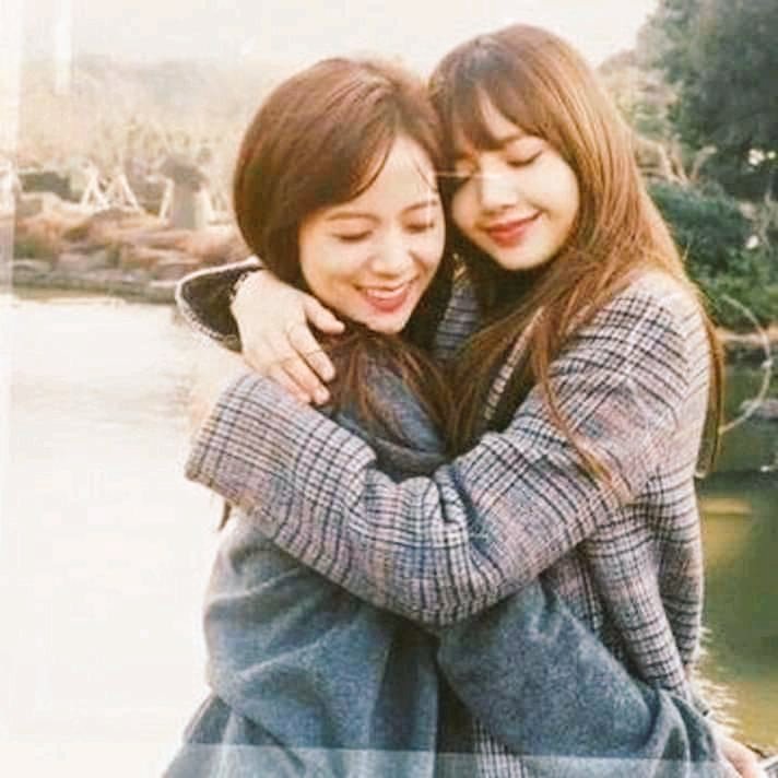 bhanixx's tweet photo. HAPPY BIRTHDAY!!! I'm so happy knowing that your unnies will always be there for you!!! Let's stay through this journey together. We love you, our Lalisa Manoban! 💕

#AceLalisaDay @ygofficialblink https://t.co/9dQUQqGFRh