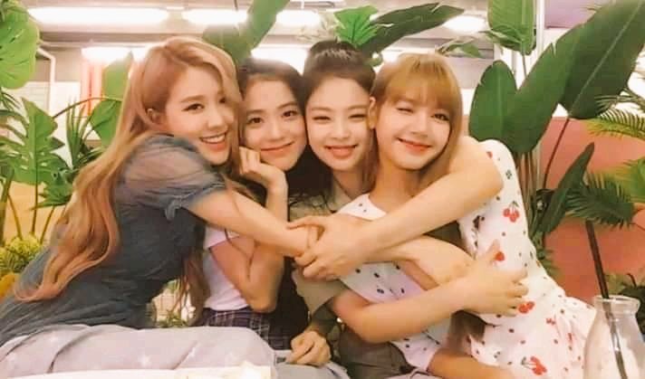 bhanixx's tweet photo. HAPPY BIRTHDAY!!! I'm so happy knowing that your unnies will always be there for you!!! Let's stay through this journey together. We love you, our Lalisa Manoban! 💕

#AceLalisaDay @ygofficialblink https://t.co/9dQUQqGFRh
