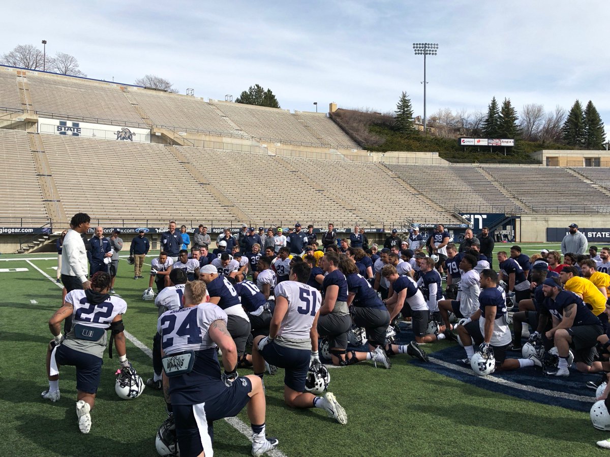 CoachKAndersen's tweet photo. Great to have @BIrvin_WVU11 at Practice today! Spoke some great knowledge to the boyz!! Excited to see him ball out with the @Panthers #UState #NFLKnowledge #RealTalk #MoreThanFootball https://t.co/2ci8p6W8Do