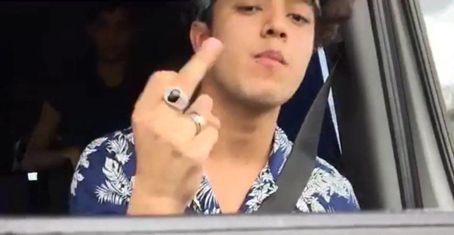 MTVSur's tweet photo. No le gusta @cncomusic y vos como @itsjoelpimentel tipo...
#MemesEnMTVHits https://t.co/0xakrxmqIv