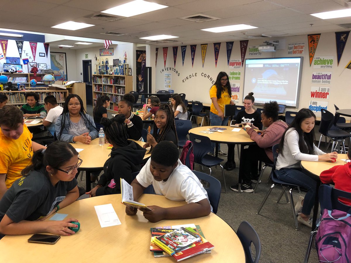 ChemwithClick's tweet photo. Reading comprehension tutoring today with our Tiger Tutors! #dobetter #bekindbeatiger @ecityservices @Ecity_News https://t.co/jlx3FL3YI9