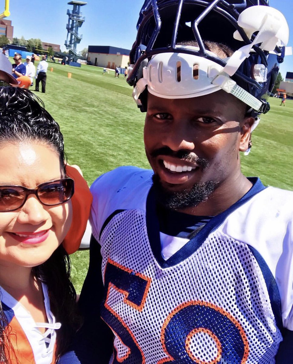 MikeandJes's tweet photo. Happy Birthday @VonMiller welcome to the dirty thirties #birthday #HAPPYBIRTHDAY #dirtythirties #broncos #Broncos #BroncosCountry #denverbroncos #broncosfan #vonmiller #denver #football @BroncosOffField @Broncos https://t.co/yZEngrMQop