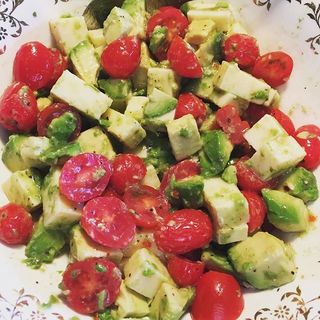 MsPieklik's tweet photo. Here’s that “Christmas Salad” I told you I was making tonight!  #avocados https://t.co/7HBtPnBBbJ https://t.co/Mk1V0Y3H3A