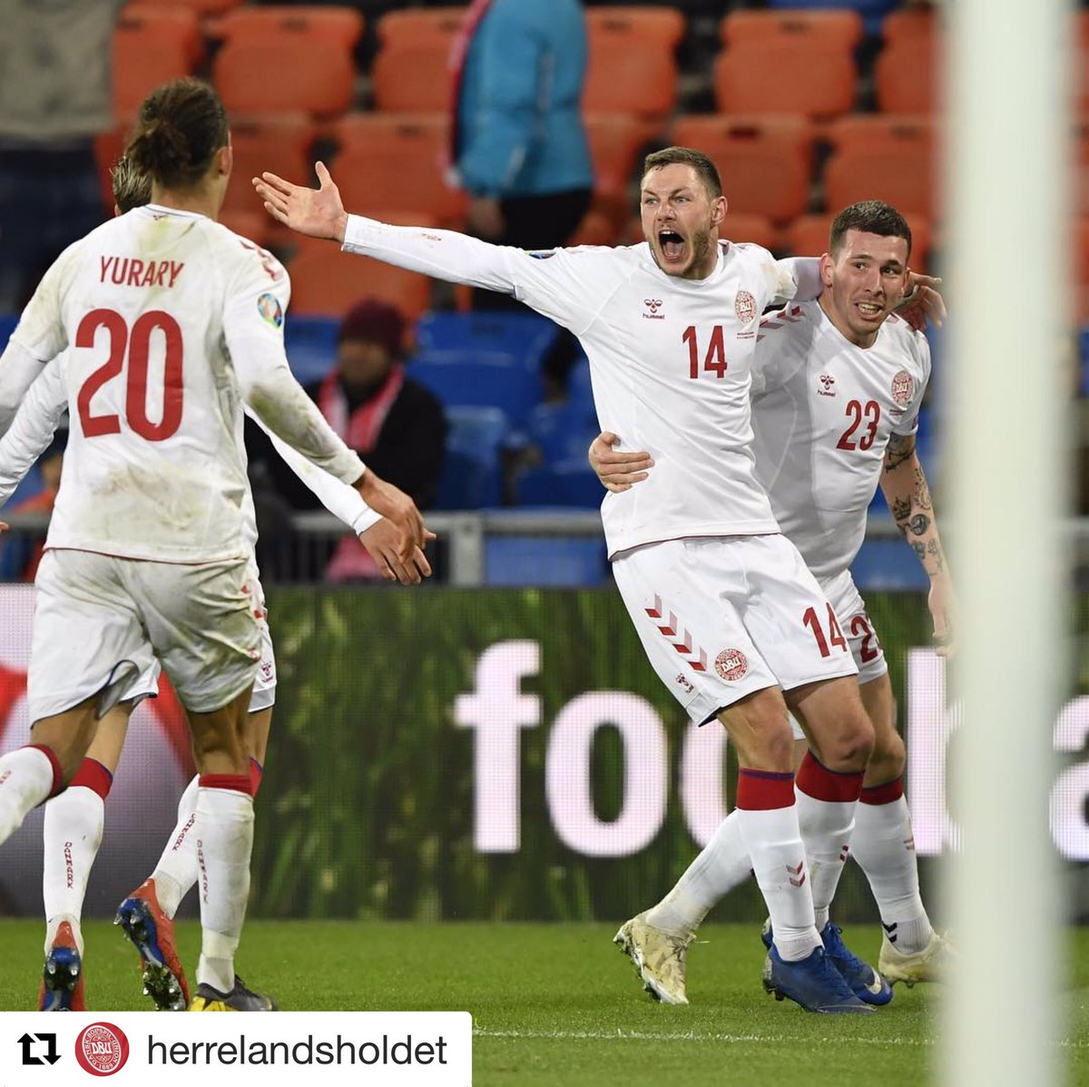 PiaSchou's tweet photo. Danmark er gået hen og blevet the Comeback kids 😄🇩🇰 - 3️⃣gange på en uge og 3️⃣gange på mål i overtiden 👏🏻⚽️ #ForDanmark #anothergreatcomeback 📸@fbbillederdk https://t.co/cBZeZq3ss9