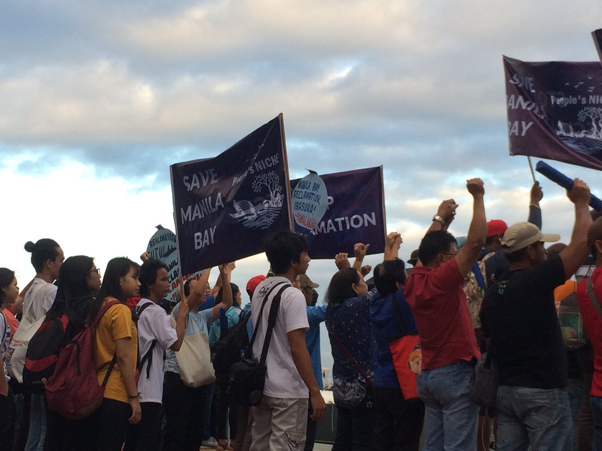 natanyelninyo's tweet photo. Hi, guys. Can you help our Filipino  fisherfolks save their livelihood by retweeting this? Let's use Twitter to create noise about this. Ang Manila Bay ay para sa mga mamamayang Pilipino at hindi sa gobyerno. They need our support! Retweet!!! #SaveManilaBay #NoToReclamation https://t.co/GGdjFIb64a