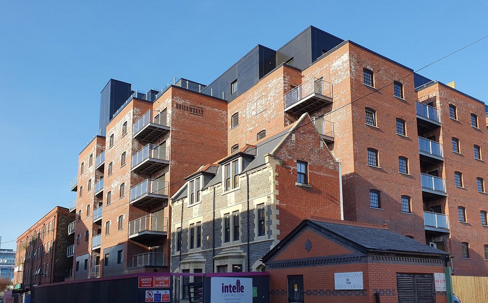 cardiffwalesmap's tweet photo. See the house in the front centre? they put into planning for an extension - WOW this is taking the pi**!! 😁 But seriously folks... Brickworks, Trade St - looking good and ready to be lived in! https://t.co/hK5wrKvPwh