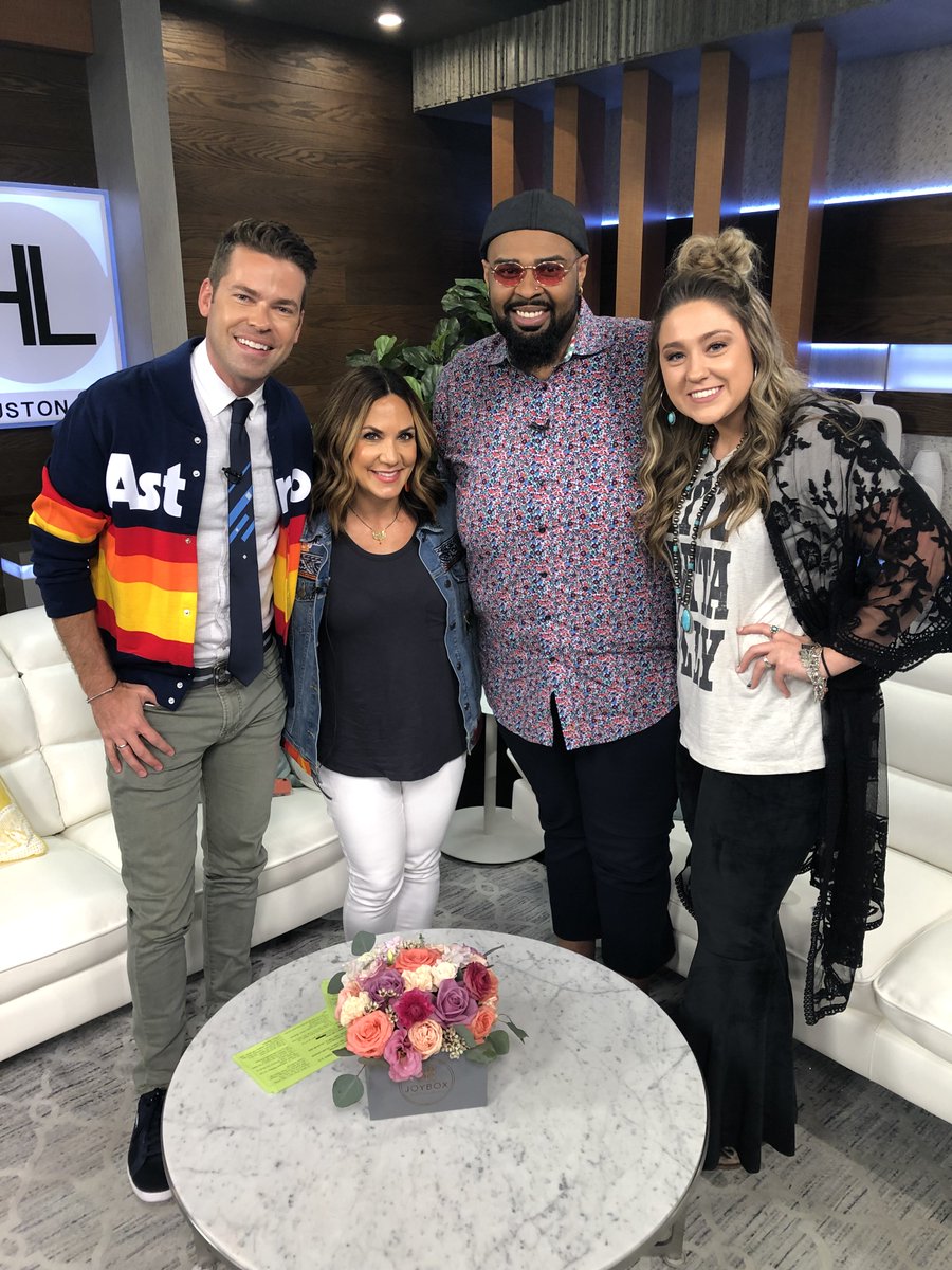 houstonlifetv's tweet photo. Houston-area singers @iamshawnsounds and @hannahkaymusic are shining on this season of @NBCTheVoice . Watch their interview here>>https://t.co/3Aer2U8H40 #TeamBlake #TeamLegend #HannahKay #ShawnSounds #TheVoice #HTX #houstontx #houston https://t.co/fiRbCH1jIL