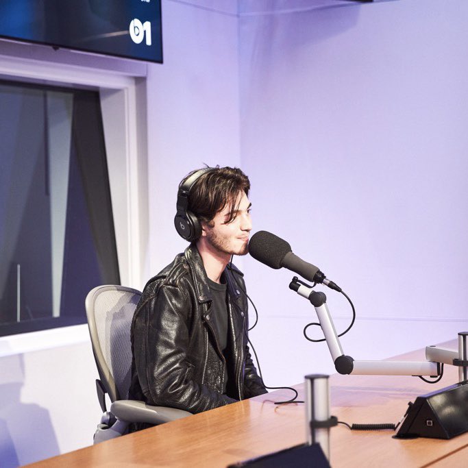 greysonchance's tweet image. happy to be on .@Beats1 with @BrookeReese today talking about portraits. listen along by opening @AppleMusic, tap radio, and then press play 🌸🌸🌸
apple.co/travislive