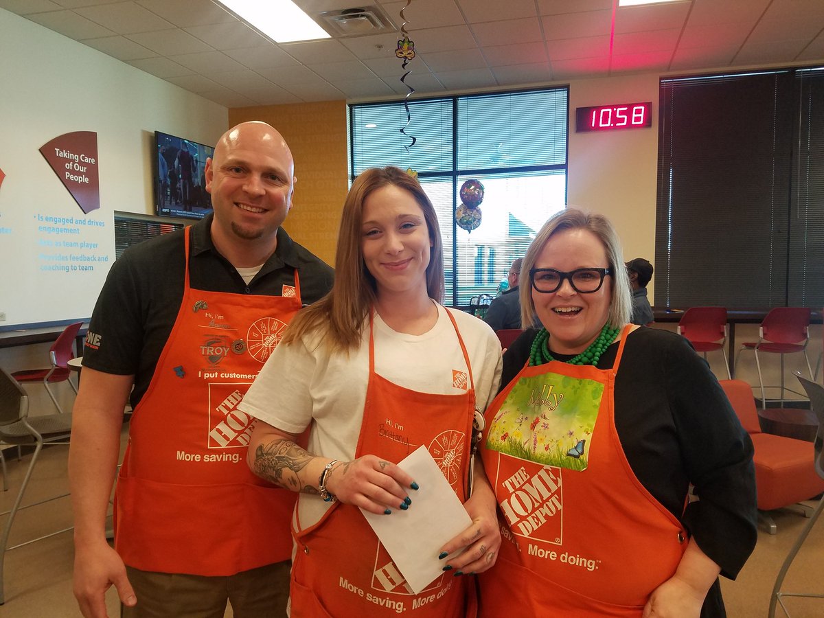 cgerdemann's tweet photo. Thank you @Mcgalec99 for recognizing well deserved associates and leaders today @TroyDFC6707!  #yourock #bleedingorange @HuntLance @Travis0703 @wjackblair @shannadl1 https://t.co/EKTXTjtqF1