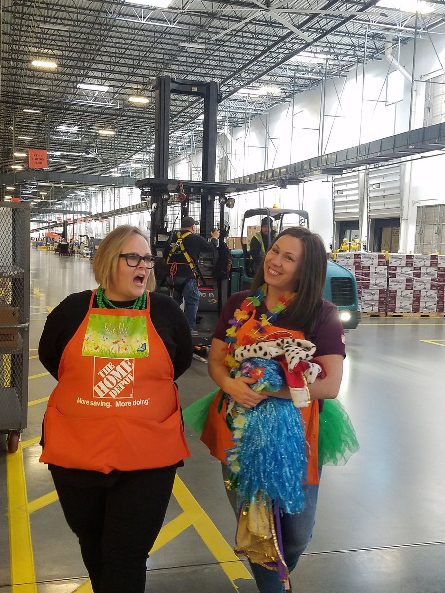 cgerdemann's tweet photo. Thank you @Mcgalec99 for recognizing well deserved associates and leaders today @TroyDFC6707!  #yourock #bleedingorange @HuntLance @Travis0703 @wjackblair @shannadl1 https://t.co/EKTXTjtqF1