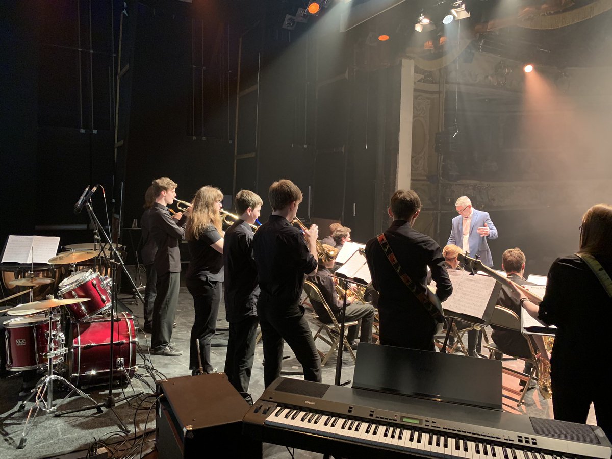 Another great Hubalaboo concert <a href="/trwakefield/">Theatre Royal Wakefield</a> &amp; really pleased that it was in partnership with <a href="/musicforyouth/">Music for Youth</a> @Damien_Harron So proud of our schools, bands, young musicians and supporters! <a href="/SouthParadePS/">South Parade Primary School</a> <a href="/OakfieldParkSch/">Oakfield Park School</a> <a href="/PhilNed1/">Phil Needham</a>