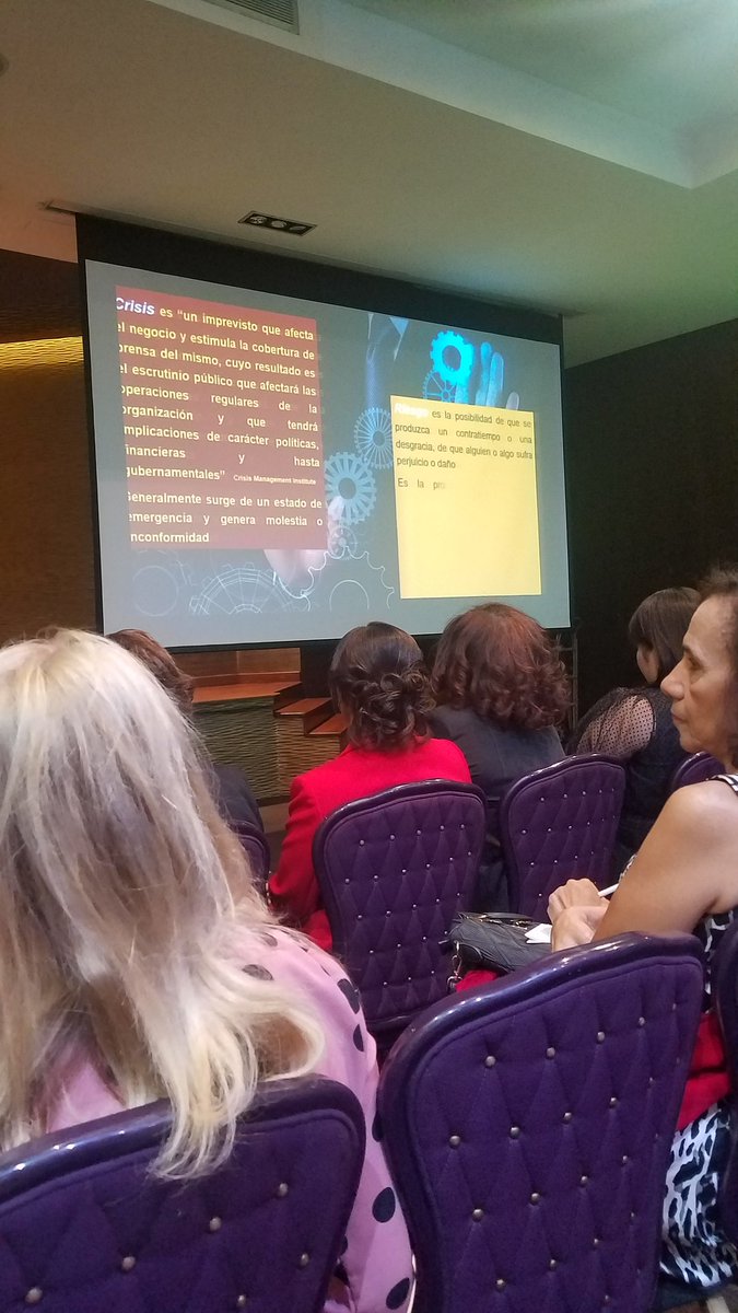yimelkah's tweet photo. Ver este tipo de presentación tan mal organizada y en una conferencia me pone inquieta. 😐 https://t.co/TXfo3ePa0d