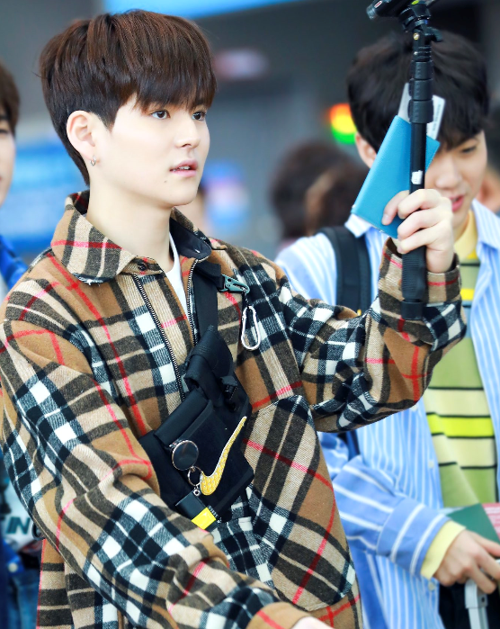 runds_official's tweet photo. 'TREASURE13 요시노리'님께서 
reflect lighter wire keyring을 착용해주셨습니다.✔
-
#요시노리 #TREASURE13 #트레저13 #YOSHINORI #런디에스 #runds https://t.co/KEv3InJcWB