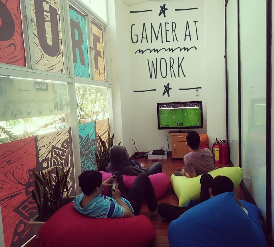 SurfSpace's tweet image. Work hard, make real money, but don&apos;t forget to have some fun &amp;amp; games 🎮
#SURFSPACE #coworkspaces #coworkingspace,#coworkingspaceindanang #relax #coplay #cowork #sharedspace #danang #gameatwork #network #coworkinglife #coworkerfun #coworkerlove #creativity #innovationhubbythesea