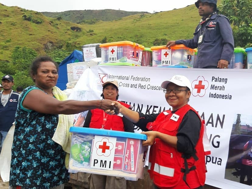 pmisurakarta's tweet photo. 131 paket kebutuhan keluarga telah didistribusikan #PMI untuk warga kampung Asei Kecil, Kecamatan #Sentani Timur, Kab. Jayapura yang terdampak #SentaniFlashFlood.
.
๐ท @palangmerah
.
#PMISiapBantu #pmisolo #donasipmi https://t.co/iuBzRPgcMp
