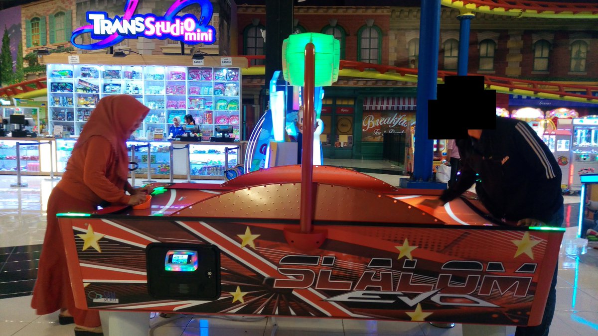 Awallda_Agt's tweet photo. Yang mainan malah yang tua" ..π€£π #TransStudioMini https://t.co/NkL65srdkB