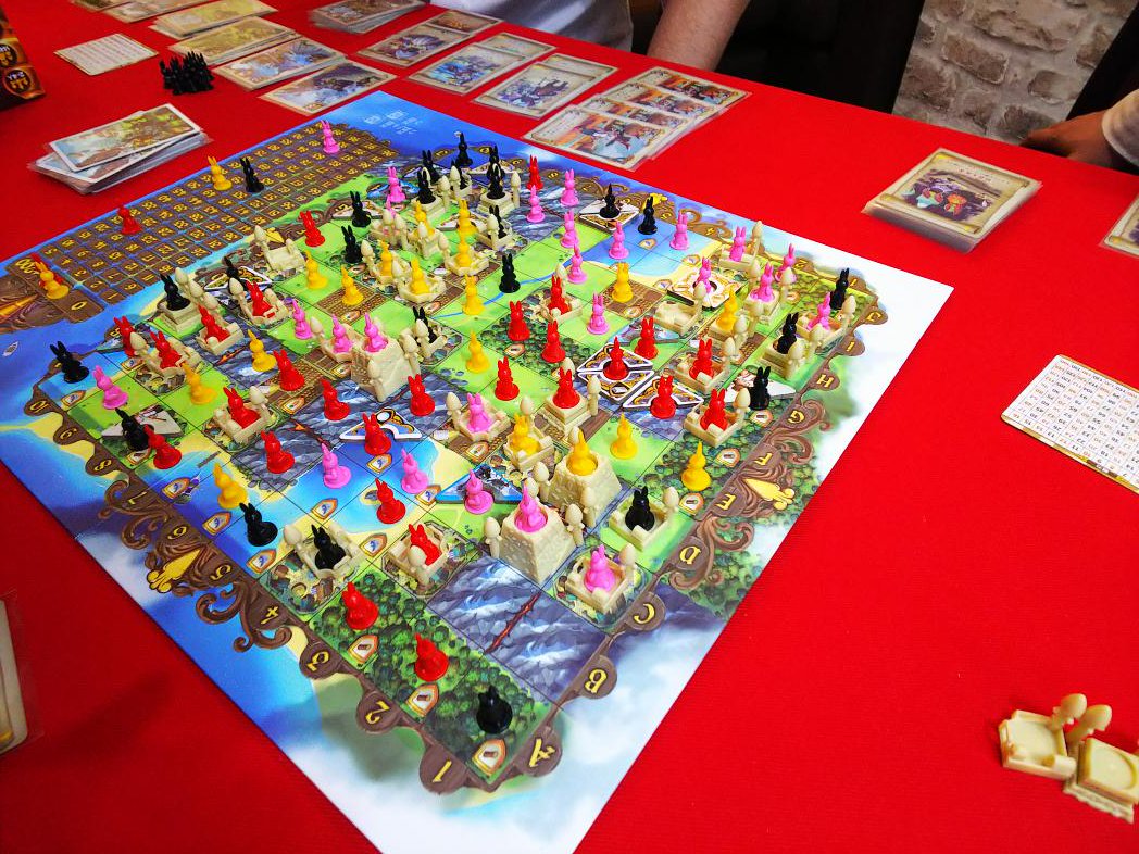 きくぞう 旭川ボードゲーム バニーキングダム ひと言で言うとドラフト陣地取りゲーム 基本はピックしたカードに記載のある場所にコマを配置し領土を広げて行くのだが 目標カードやダイレクトな勝利点カード 4ラウンド毎に行われる決算を有利にするカード