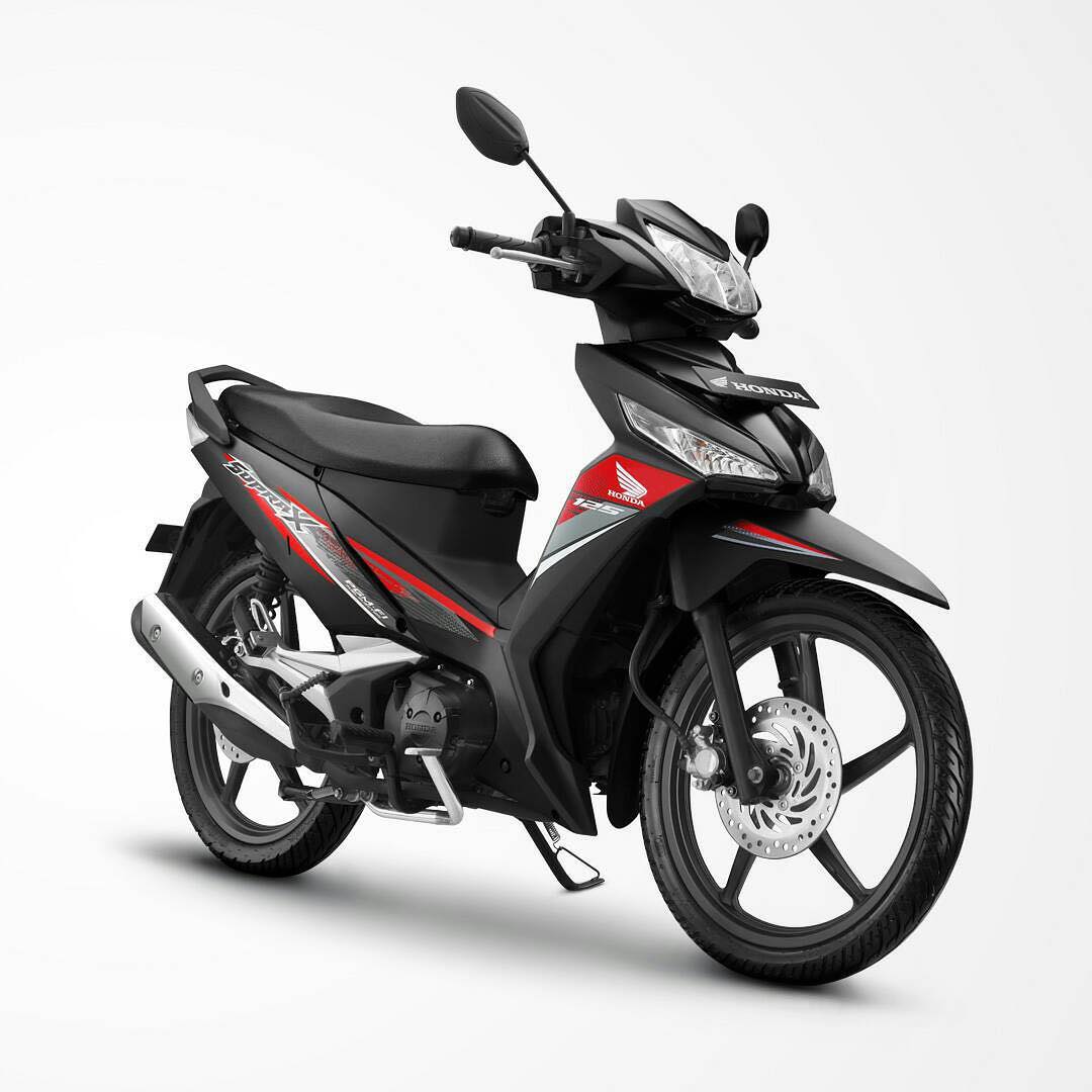 HondaBanten's tweet photo. Honda #SupraX125FI kembali hadir dengan varian barunya yang semakin Trendy. Dengan grafis chequrered flag yang menambah kesan sporty
Coba tag temen Brosis yang cocok pake motor ini, di kolom komentar!.
#HondaBanten #SupraX #125cc #SatuHATI #SupraX125 https://t.co/bPHYbp9AYc