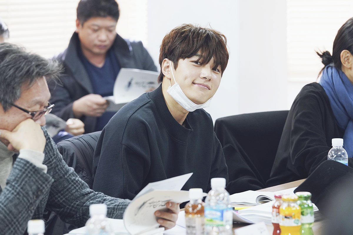 Official_IFNT's tweet photo. [#INFINITE] #김명수 #엘
천사 단을 연기한 배우 김명수의 변신!!
5월 첫방송까지 조금만 기다려 주세요!

#단_하나의_사랑 #대본리딩현장
#명수는_이미_천사라서_어렵지않겠다 🧚‍♂️ https://t.co/pN0YztItms