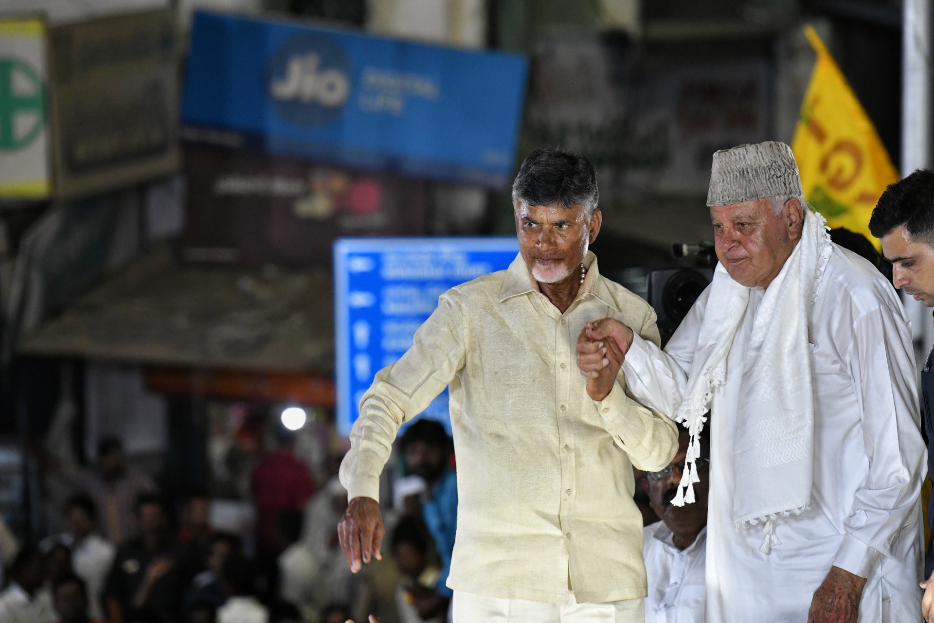 D2o5fzeUwAAh70i?format=jpg&name=large