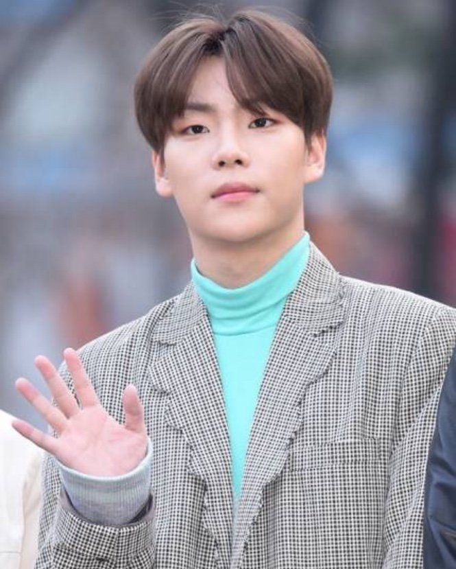 runds_official's tweet photo. '온앤오프 이션'님께서 
cutting check blazer를 착용해주셨습니다.✔️
-
#온앤오프 #ONF #ETION #이션 #런디에스 #runds https://t.co/OrZeWJZgRs