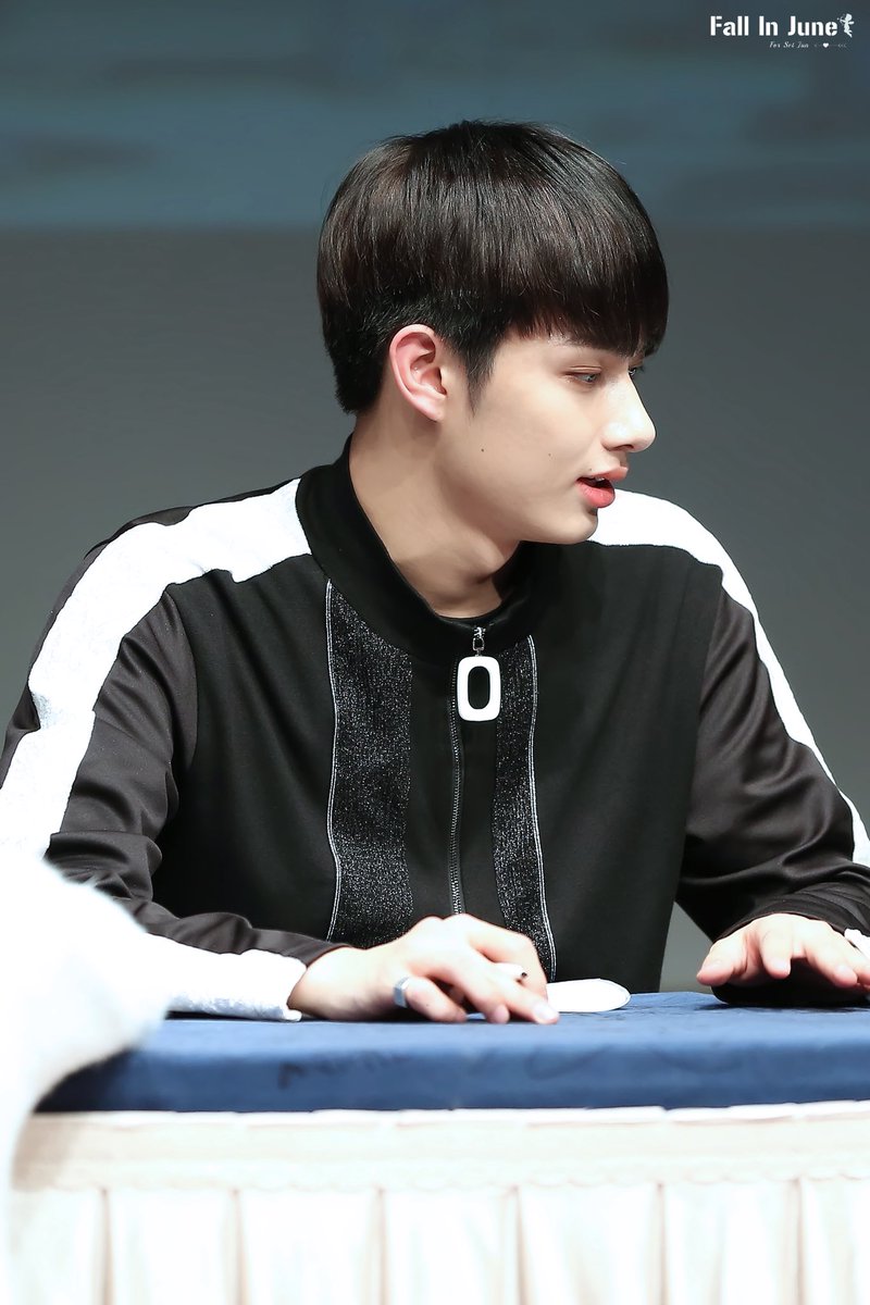 Jun960610net's tweet photo. 170101 신촌팬싸 HQ

제일 좋아하는 흑발ㅠㅠ

#SEVENTEEN #세븐틴 #JUN #文俊辉 #문준휘 #준 #ジュンピ #ジュン https://t.co/NKImkGBqzM