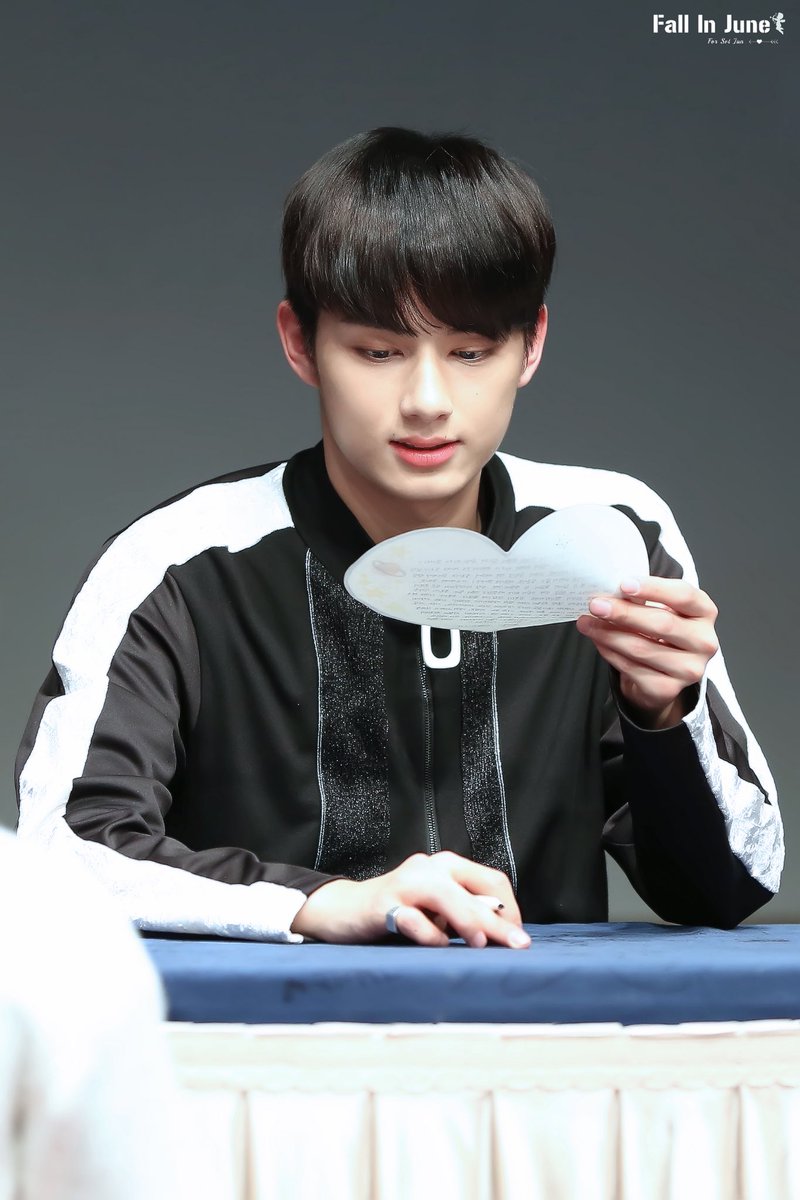 Jun960610net's tweet photo. 170101 신촌팬싸 HQ

제일 좋아하는 흑발ㅠㅠ

#SEVENTEEN #세븐틴 #JUN #文俊辉 #문준휘 #준 #ジュンピ #ジュン https://t.co/NKImkGBqzM