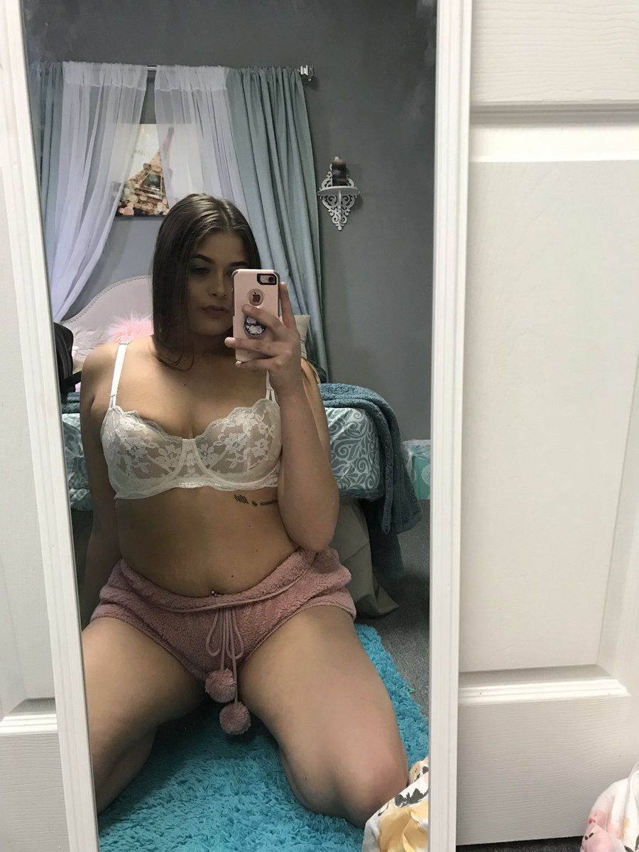 _EmmyXO_'s tweet photo. Once I reach 100 followers I’ll post a raw video of my pussy getting pounded 🤪💦 who can say no to that @PromoteCamGirl @MFCpromos @OnlineOnMFC @RTFlNDOM  #chubbybunny #american #piercings #pussypounding #100followers #raw https://t.co/MoLhxn5eMa