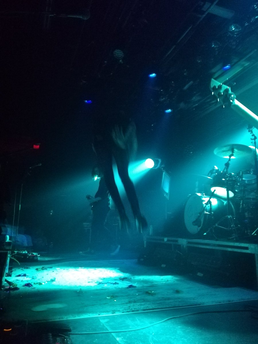 Cricri261's tweet photo. Ok I just don't understand this picture... Did Scott Helman try to fly like kites in his show? Can somebody please explain this to me?? 😂👽 #strange #Montreal #lastral @ScottHelman https://t.co/DX7R8doBhX