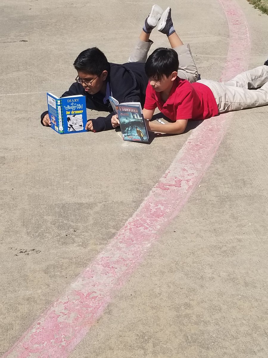 ncjames376's tweet photo. Took it back to the basics today with my 4th and 5th grade @Freeman_Hawks. What a beautiful day to read outside! #gisdlibraries #ReadersAreLeaders #WeLoveSpringtime https://t.co/ROY3emWDQ8