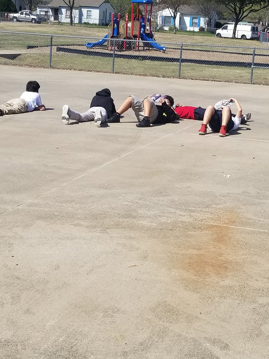 ncjames376's tweet photo. Took it back to the basics today with my 4th and 5th grade @Freeman_Hawks. What a beautiful day to read outside! #gisdlibraries #ReadersAreLeaders #WeLoveSpringtime https://t.co/ROY3emWDQ8