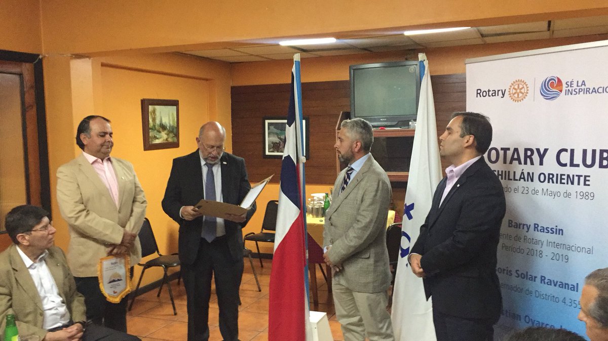 chillanoriente's tweet photo. Desde hoy un nuevo socio del RC Chillán Oriente vive el lema “Dar de sí antes de pensar en sí”. Bienvenido a nuestra mesa rotaria amigo César Solano. https://t.co/bjAZ68clrF