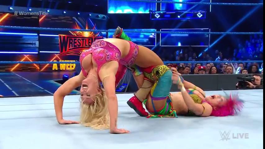 wweespanol's tweet photo. Por rendición, @MSCharlotteWWE vence a la @WWEAsuka y se proclama CAMPEONA DE #SDLIVE!!! https://t.co/G3QRPz0bDK